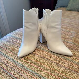 Qupid Elegant White Ankle Boots Size 7
